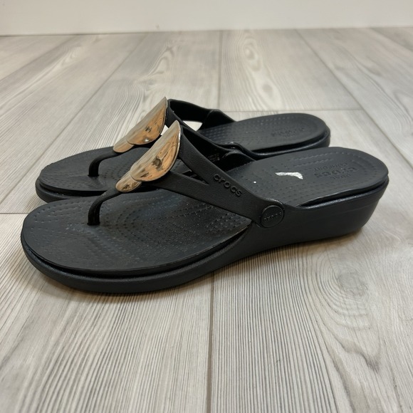 Crocs Sanrah Wedge Sandals Shoes 8 Black Gold Metal Hammered Circle Dual Comfort - Picture 1 of 8
